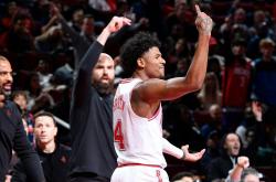 LOL赛事-活塞大胜雄鹿，球队士气高涨带来连胜的简单介绍