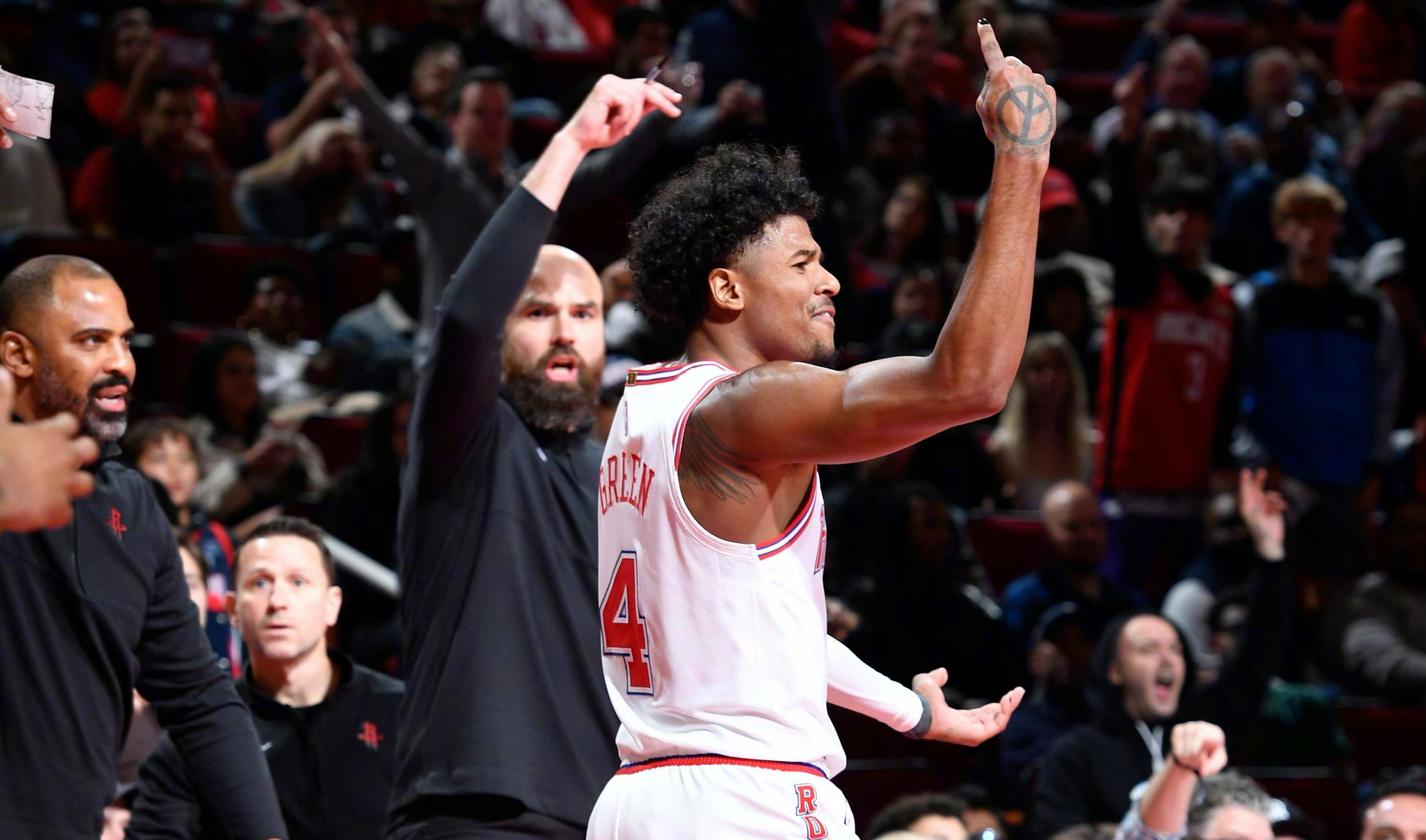 活塞大胜雄鹿,球队士气高涨带来连胜的简单介绍 活塞大胜雄鹿,球队士气高涨带来连胜的简单介绍